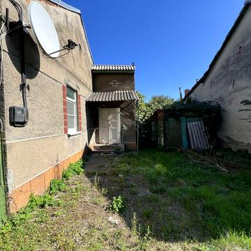 Будинок під знос при центральній дорозі