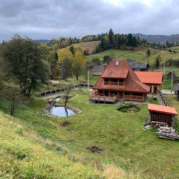 Продаж  дизайнерського будинку в Карпатах з великою ділянкою