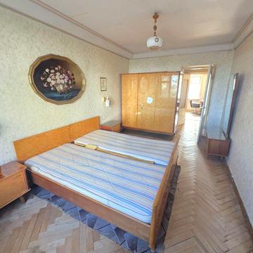 Нагірна вул., 12