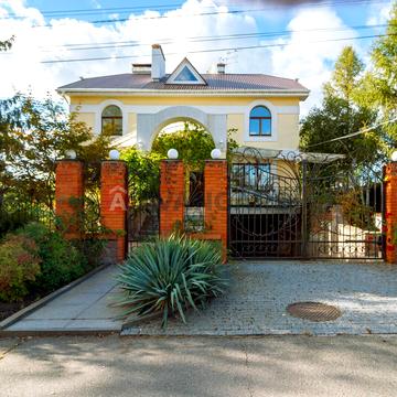 Рівненська, 16