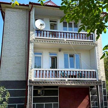 Продаж 2 пов будинку з 2 гаражеми і ділянкою на 12 соток, 236.5 кв.