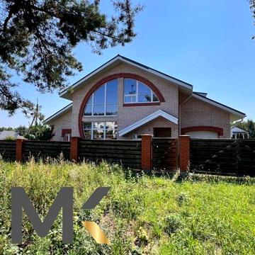 Двоповерховий будинок з видом на ліс у котеджному містечку