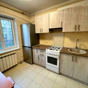 Метро Мінська 3 хв пішки,1кім,40 м2,3 поверх.Оболонський пр. 15-Б