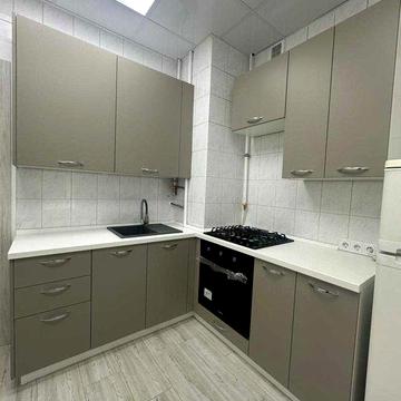 Світла 2к, є газ,  низький поверх, м Берестейська 5хв