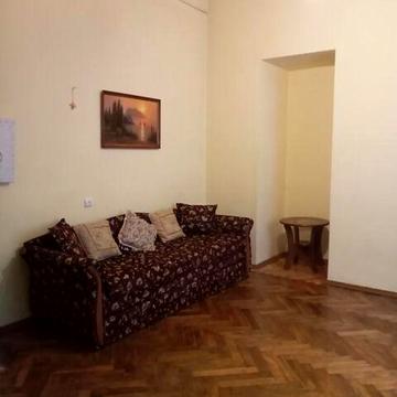 Театральна вул., 4