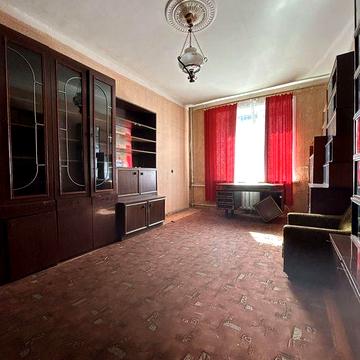 Простора трикімнатна в цетрі