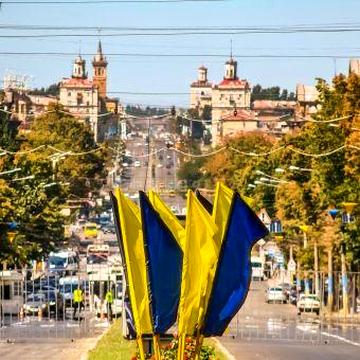 Простора трикімнатна в цетрі