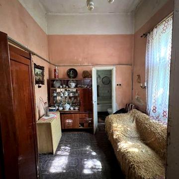 Продаж квартири в центрі.