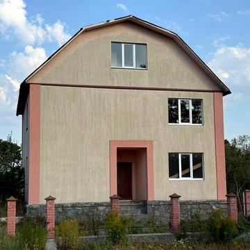 Продається будинок з великою ділянкою.
