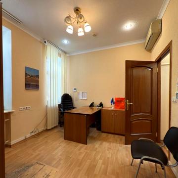 Володимирська вул., 69