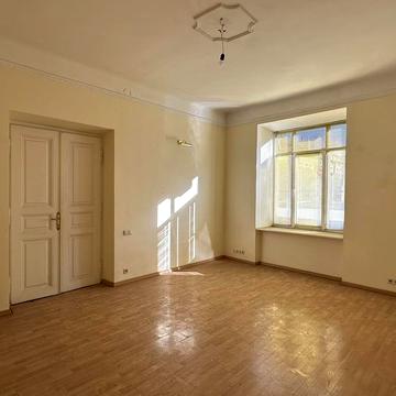 Івана Франка вул., 44