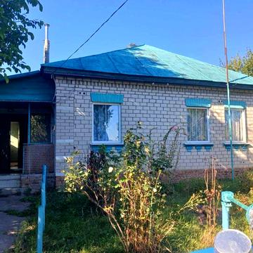 Приватний будинок з великою територією, з усіма комунікаціями