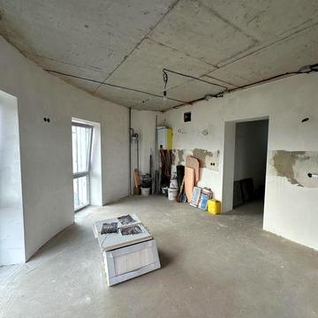 Центр міста! Швидкий виїзд на Київ! 2-к з частковим ремонтом!