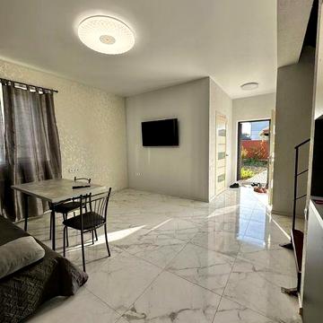 Новий гарний будинок біля моря