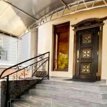 Дом на Печерске . зона барбекю. пруд. детская площадка. гостевой домик