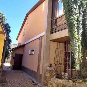 Продам 2х этажный дом/ул. Жуковского/Центр/ремонт/Свой дворовой вход