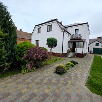 Особняк Городок в.Мазепи знаходиться в гарному з багатою зеленню місці