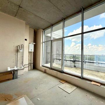 Продаж великої трикімнатної квартири в центрі міста з терасою