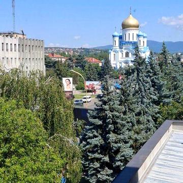 Продається двокімнатна квартира майже в центрі Ужгорода.