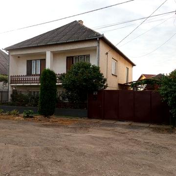 Продаж 2 поверхового 6-ти кімнатного будинку з меблями у м.Берегово