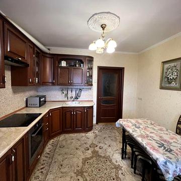 Продаж просторої 3-кімнатної квартири, Лариси Руденко 21а