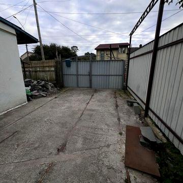 Продам два приватних будинки у одному дворі