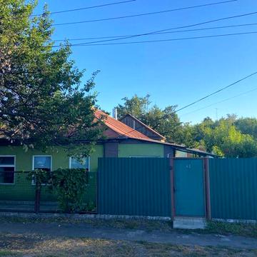 Продам будинок під ключ, з ділянкою та всіма зручностями.