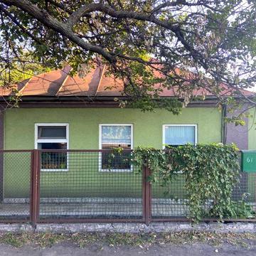 Продам будинок під ключ, з ділянкою та всіма зручностями.