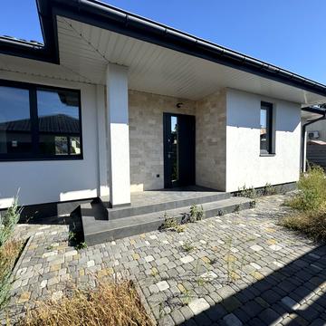 Левка Симиренка вул., 35