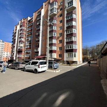 Простора 3-к  в зданій новобудові. Багато виконано внутрішніх робіт