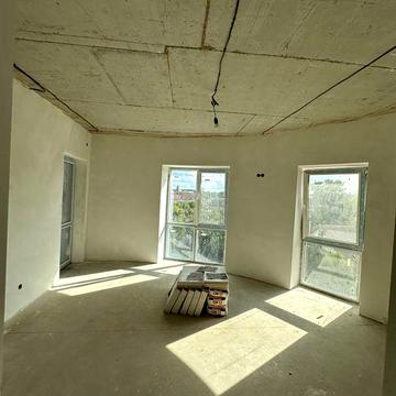 2-КІМНАТНА квартира з частковим ремонтом у ЦЕНТРІ міста!