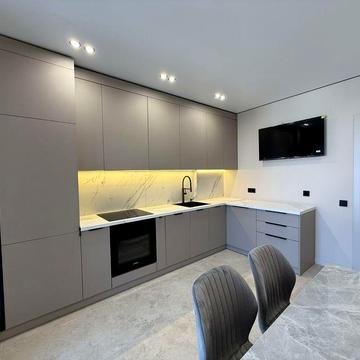 Продаж! Однокімнатна квартира з виглядом на озеро