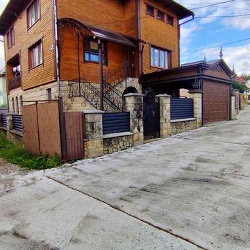 Продається квартира. 62 м2. Яремче. Центр. Ділянка. Газ. Гори.