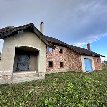 Продаж будинок з частковим ремонтом ,поблизу м.Івано-Франківськ