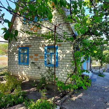 Дача біля річки та ставка з басейном