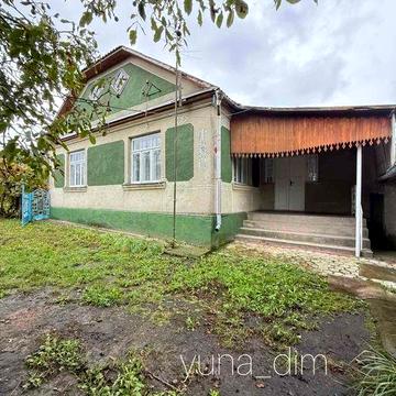 Цегляний будинок з садом і гаражем