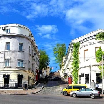 ЦЕНТР - БЕЗПЕЧНА квартира з власним укриттям