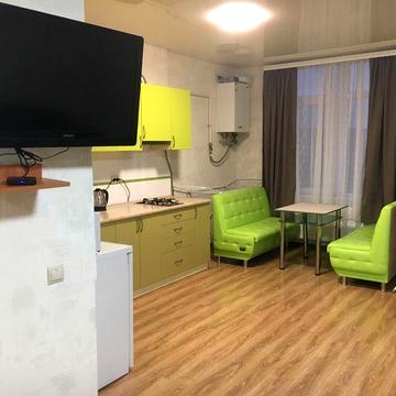 Нова квартира у самому центрі. Автономне опалення, паркінг.