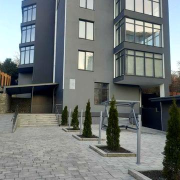 Продаж 2-к квартира . Клубний  будинок біля парку.  Тихо, зручно. Без%