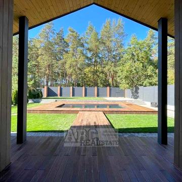 Новий сучасний будинок біля соснового лісу та річки – поруч з містом!