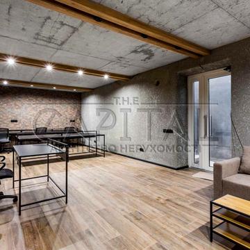 Героїв Небесної Сотні просп., 18