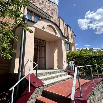 Будинок, двоповерховий, 300м2, зем.ділянка 10 соток