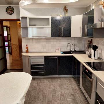 Сдам 3 комн квартиру на  Сахарова, Высоцкого