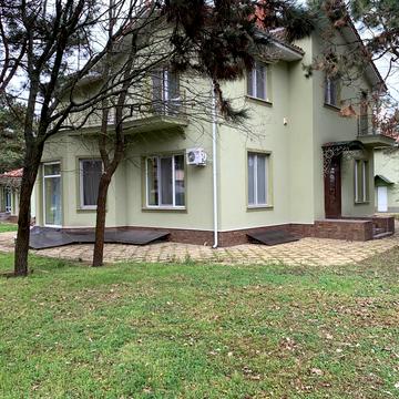 Горіхова вул., 4