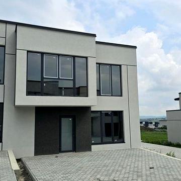 Продається крайній таунхаус 5 км від майдану.
