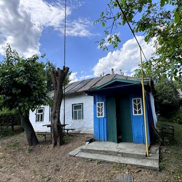 Будинок із великою ділянкою