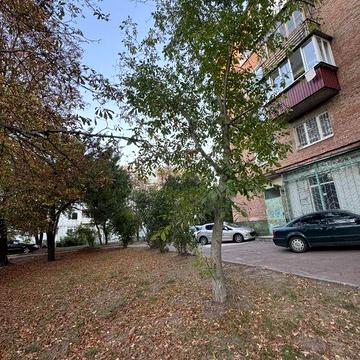 Дешева квартира в цегляному будинку з окремим виходом та цікавим дизай