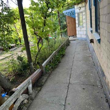 Здається невеличкий будинок на Космосі