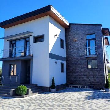Продам сучасний будинок з ремонтом,земля - 8,6 сот,в р-н вул.Хоткевича
