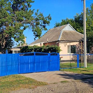 Будинок з великим двором та господарськими будівлями від власника